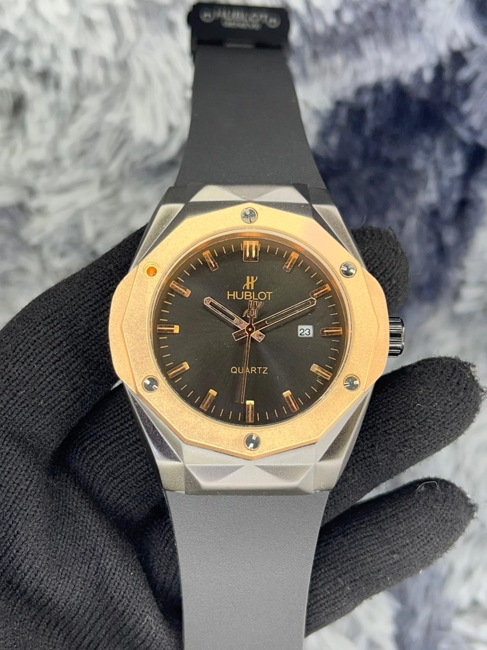 Original strap and lock. Metal back case. Original HUBLOT Logo is used on the crown. Date window. Water resistant. Free one battery and a watch box..jpg