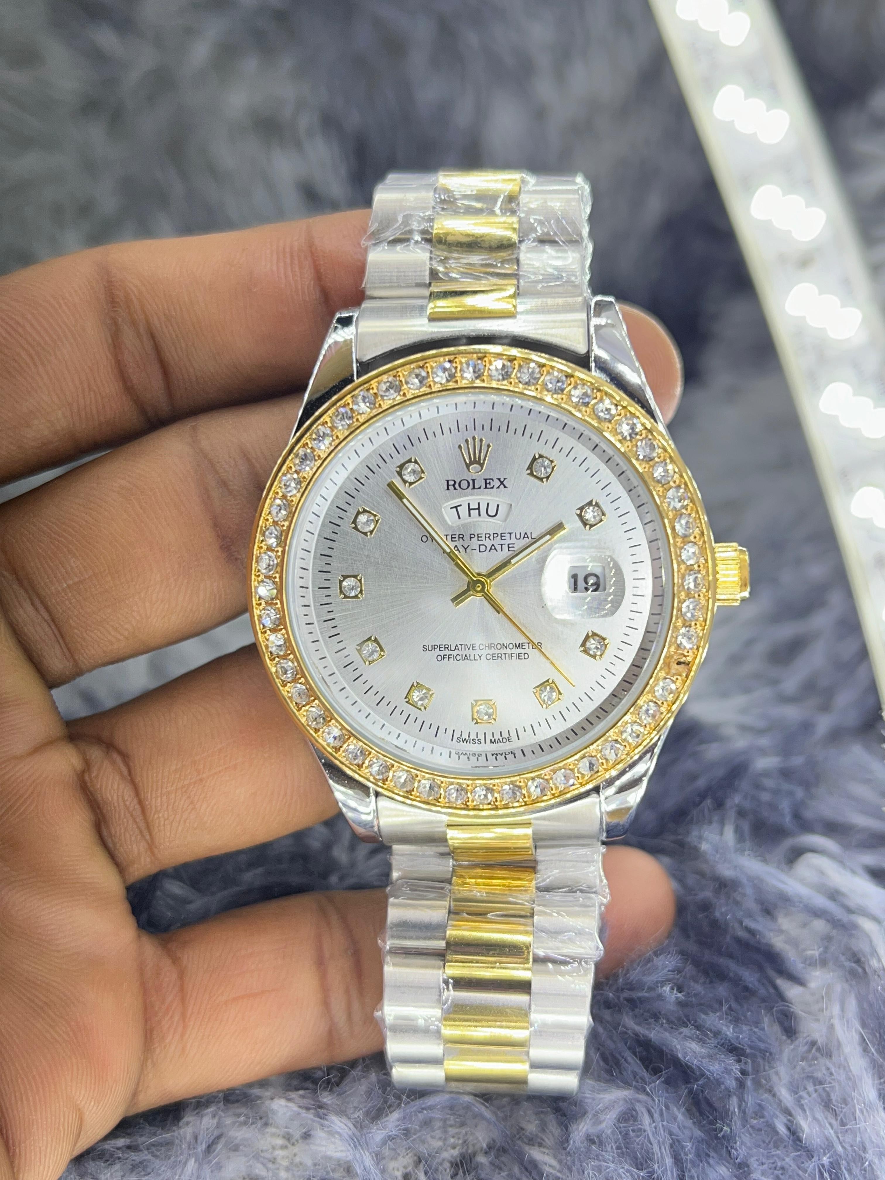 সম্পূর্ণভাবে stainless steel দিয়ে তৈরি। Stone Bezel, date and day window and IPG color. Radium hands, তাই অন্ধলারে দেখতে পারবেন। butterfly lock and ঘরির (crown, lock and back case)-এ Rolex-এর logo ব্যবহার করা হয়েছে। 90% waterproof , 100% water resistant. Free one battery and a gorgeous Rolex watch box..jpg