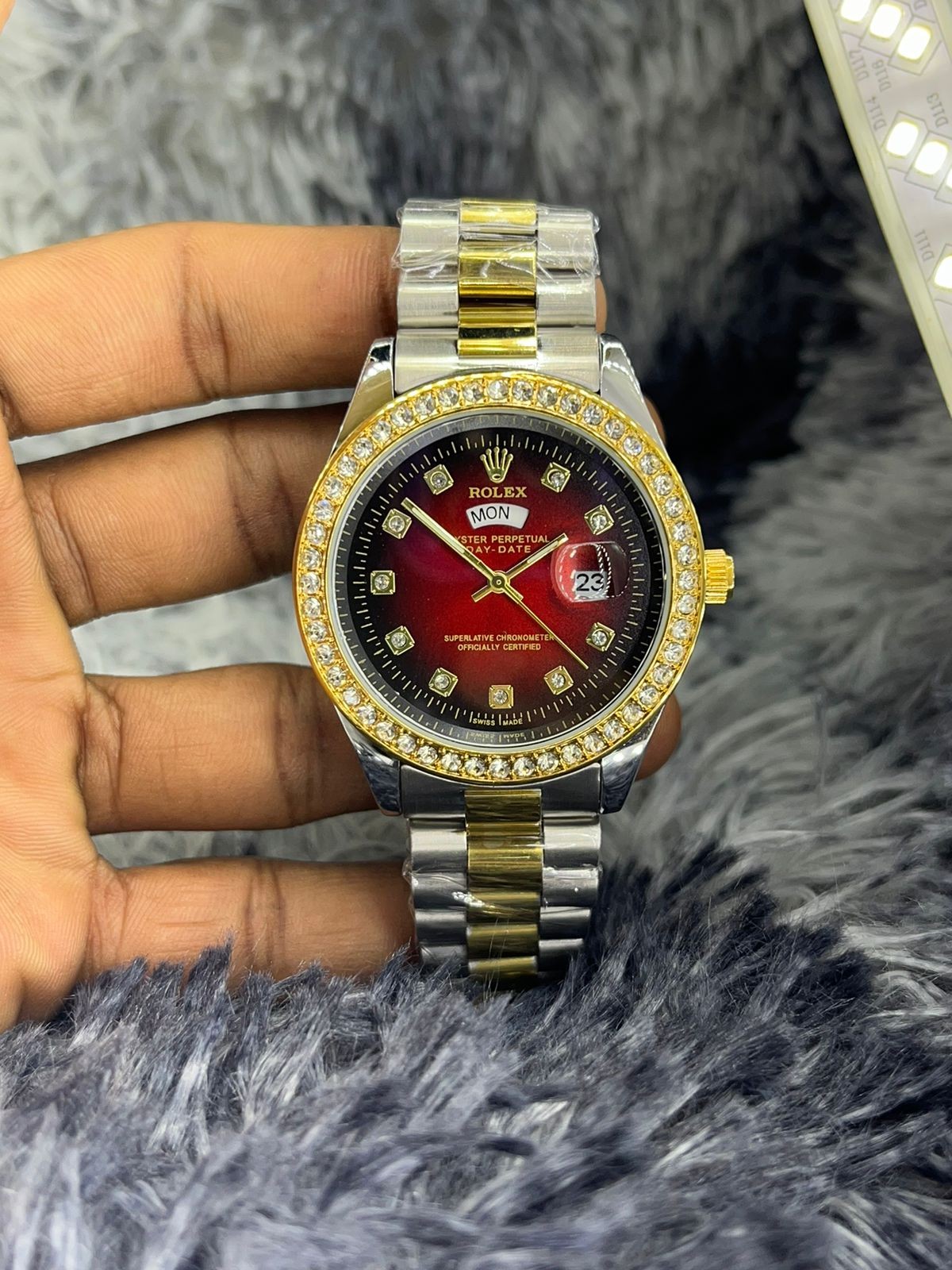 সম্পূর্ণভাবে stainless steel দিয়ে তৈরি। Stone Bezel, date and day window and IPG color. Radium hands, তাই অন্ধলারে দেখতে পারবেন। butterfly lock and ঘরির (crown, lock and back case)-এ Rolex-এর logo ব্যবহার করা হয়েছে।  90% waterproof , 100% water resistant. Free one battery and a gorgeous Rolex watch box..jpg