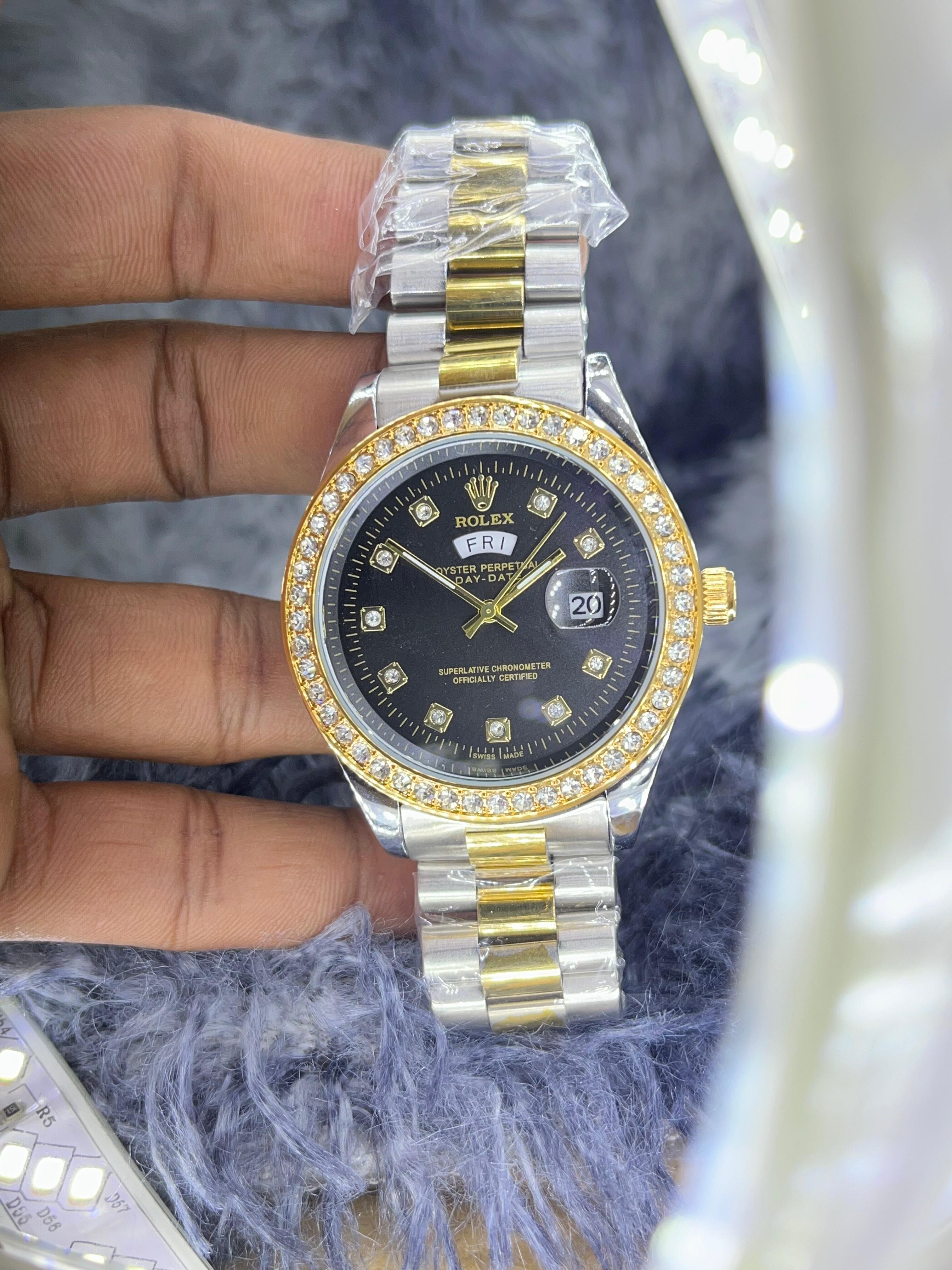 সম্পূর্ণভাবে stainless steel দিয়ে তৈরি। Stone Bezel, date and day window and IPG color. Radium hands, তাই অন্ধলারে দেখতে পারবেন। butterfly lock and ঘরির (crown, lock and back case)-এ Rolex-এর logo ব্যবহার করা হয়েছে।  90% waterproof , 100% water resistant. Free one battery and a gorgeous Rolex watch box..jpg